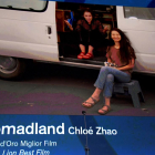 Francesc McDormand y la directora Chloé Zhao agradecieron el premio en un vídeo desde una furgo.