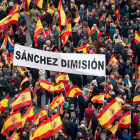 Manifestantes con una pancarta en la que se pedía la dimisión de Pedro Sánchez.