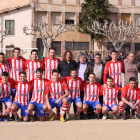 Carles Puyol posó con el equipo de la Pobla que celebró el centenario del club este fin de semana. 