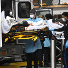Sanitarios sacando a pacientes de ambulancias en EEUU.