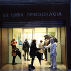 Varias personas accediendo en la Llar Municipal de Democràcia de Lleida para hacerse un test rápido.