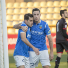 Juanto Ortuño pugna amb un jugador del Vila-real B, en una acció del partit.