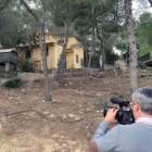 Una càmera pren imatges de l’habitatge on va tenir lloc el crim, a Vilanova de Castelló.
