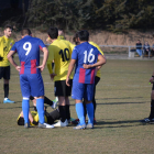 Un jugador lesionado del Juneda es rodeado por varios compañeros y rivales en presencia del árbitro del encuentro.