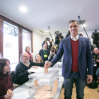 Pedro Sánchez se mostraba en el momento de votar aún confiado y sonriente.