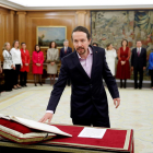 El vicepresidente segundo del gobierno español, Pablo Iglesias, en el acto de toma de posesión del cargo ante el rey en el Palacio de la Zarzuela.