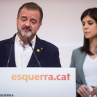 Alfred Bosch acompanyat de Marta Vilalta mentre anunciava la dimissió a la seu d’ERC.