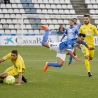 José Ruiz sufre una dura entrada en una acción del partido de ayer, en el que el Lleida logró una convincente victoria sobre el Orihuela.