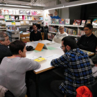 Una de las reuniones de los ocho participantes en la biblioteca Sant Agustí de La Seu d’Urgell.