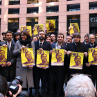 Los eurodiputados Carles Puigdemont, Toni Comín y Diana Riba, el presidente Quim Torra, y el presidente del Parlament Roger Torrent, entre otros, con un cartel de Oriol Junqueras en la Eurocámara en Estrasburgo.
