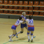 Irina Pop intenta superar dos jugadores rivals.