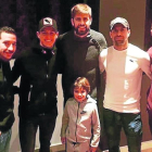 Piqué i el seu fill Milan, amb jugadors de l’Andorra.