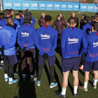 Ernesto Valverde, ayer con los jugadores del Barcelona en la última sesión de entrenamiento que dirigió.