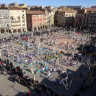 Imatge del campionat de sardanes que es va celebrar ahir a la plaça Mercadal de Balaguer.