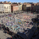 Imagen del campeonato de sardanas que se celebró ayer en la plaza Mercadal de Balaguer. 