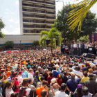 Manifestantes contrarios a Maduro, ayer, en Caracas.