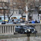 Imatge del vehicle després d’impactar contra el mur de pedra de la canalització a l’avinguda Madrid.