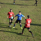 Un jugador del Sant Guim trata de controlar el esférico ante la presión de varios rivales.