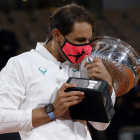 Nadal, con la mascarilla puesta, besa el trofeo de Roland Garros, el torneo con el que ha agrandado más su leyenda al conquistar trece títulos.