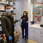 Víctor Sánchez, recollint una comanda a la farmàcia Aragonés de l’avinguda Barcelona.