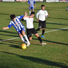 Un jugador del Organyà intenta controlar el balón en una acción del partido.