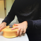 Fotograma d’un vídeo demostratiu que ensenya com utilitzar els premsadors de botelles i llaunes.