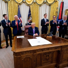 Trump, en el despacho oval, anunció el acuerdo.