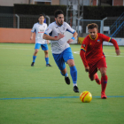 Un defensa del Mollerussa sigue a un jugador del Martinenc en una acción del partido de ayer.