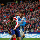 Álvaro Morata pica la pilota davant de David López.