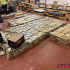 La droga estaba oculta en 800 cajas de folios importados desde Brasil y que llegaron a Sant Boi. 