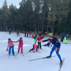 Alumnes de l’escola La Salle de la Seu d’Urgell van participar ahir en la primera sessió d’esquí a l’estació d’Aransa.