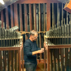  Albert Blancafort, maestro restaurador de órganos, revisando el instrumento musical.