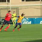 Pau Solanes, del Balaguer, pugna amb un jugador rival pel control de la pilota.