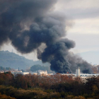 La columna de humo que generó el incendio, derivado de la combustión de químicos, pudo verse en un radio de 12 kilómetros.
