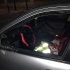 Imatge del vidre del conductor trencat del vehicle en què van robar.