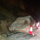 Imatge de la roca que va caure ahir sobre la carretera C-233 a la Granadella, ja en un marge de la via.
