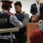 Ismael Rodríguez Clemente, ayer custodiado por los Mossos d’Esquadra, tras escuchar el veredicto del jurado en la Audiencia de Lleida. 