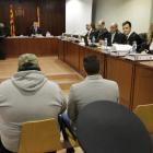 Los dos acusados, con Ismael Rodríguez Clemente a la derecha, ayer en el primer día de juicio en la Audiencia Provincial de Lleida. 