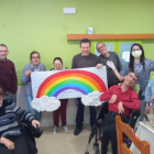 Usuarios de uno de los centros de Acudam en Mollerussa con el arcoíris, uno de los símbolos de la lucha contra el coronavirus. 