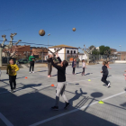 Niños de Montoliu durante la actividad ‘Voleibolitza’t’.