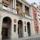 Las banderas de la Diputación de Lleida, a media asta en recuerdo a las víctimas del coronavirus. 