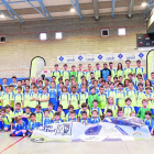 Foto de familia de jugadores y entrenadores de la Escola de Futbol Pont-Ribagorça con las nuevas equipaciones que han estrenado esta temporada.