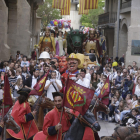 ‘Los bastoners’, los ‘gegants’, ‘capgrossos’, el ‘Ball de Cavallets’ y el Marraco hicieron las delicias de mayores y pequeños ayer en la plaza Paeria durante el pregón popular. 