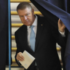 El presidente rumano, Klaus Iohannis, en su colegio electoral ayer.