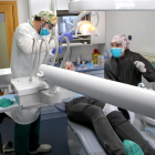 Dos professionals d’una clínica dental de Lleida ciutat atenent un pacient ahir a la tarda.