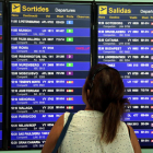 Una usuaria en el aeropuerto del Prat de Barcelona.