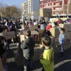 El pasado febrero, los vecinos de Cappont reivindicaron el instituto haciendo uno con cajas de cartón. 