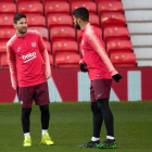 Leo Messi y Luis Suárez, ayer durante la sesión de entrenamiento en Old Trafford.