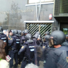 Un momento de la carga policial en la sede de Bienestar en Lleida el 1 de octubre de 2017.