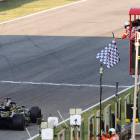 Lewis Hamilton cruza victorioso la línea de meta en el circuito de Mugello.